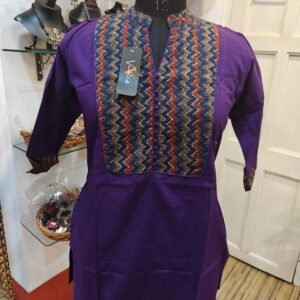 Casual wear short kurti suitable for all ages. Matches with pants, jeans, casual skirts. Without sleeves.
