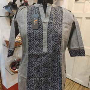 Casual wear short kurti suitable for all ages. Matches with pants, jeans, casual skirts. Without sleeves.