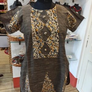 Casual wear short kurti suitable for all ages. Matches with pants, jeans, casual skirts, plazo etc.